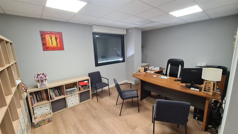Bureau de consultation du cabinet, avec espace adapté aux enfants
