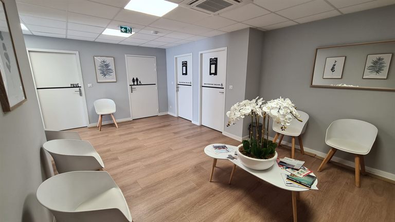 Espace d'attente lumineux et apaisant du cabinet à Valence